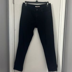 Black Levi’s 711 cropped jean . Size 29